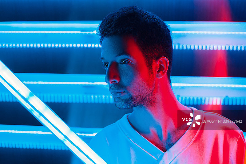 霓虹灯房间里的年轻男子肖像图片素材