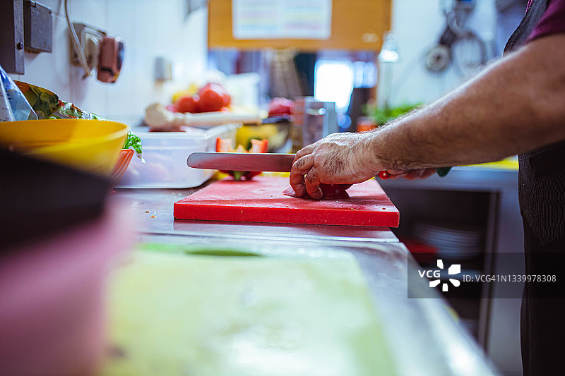 厨师准备蔬菜用于烧烤图片素材