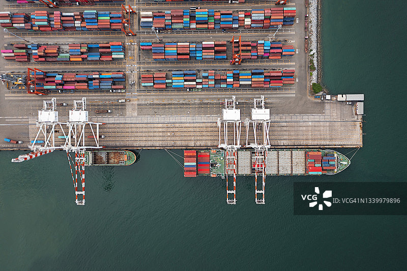 集装箱码头起重机装卸集装箱货船航拍景观图片素材