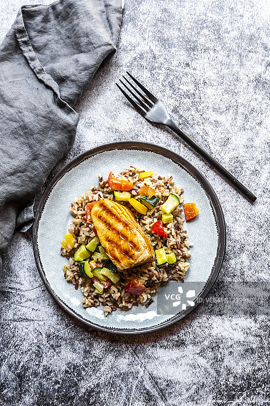 烤三文鱼配野菜和蔬菜图片素材