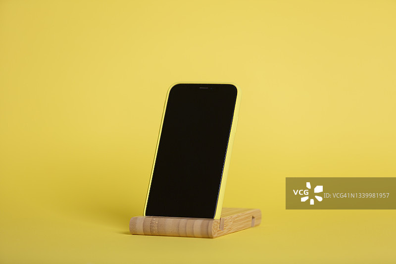 舞台模型上的智能手机图片素材