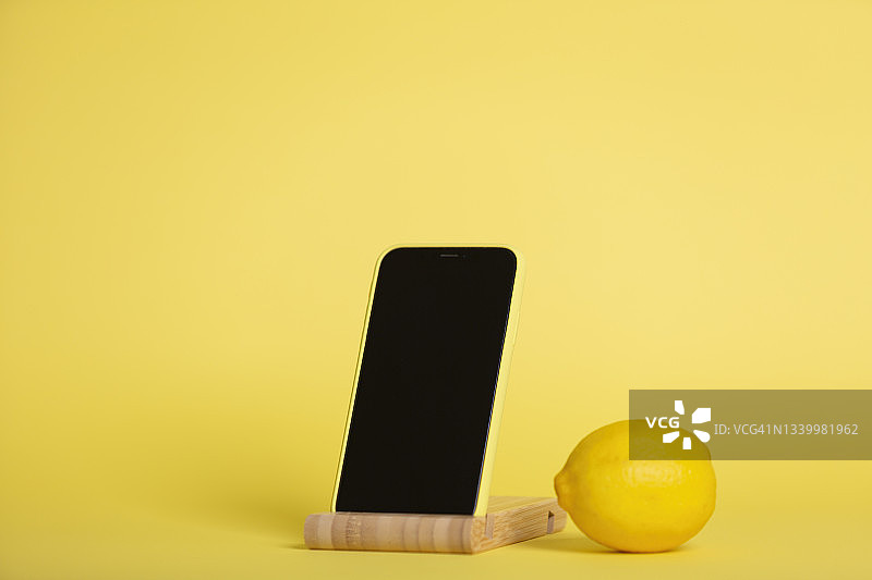 舞台模型上的智能手机图片素材