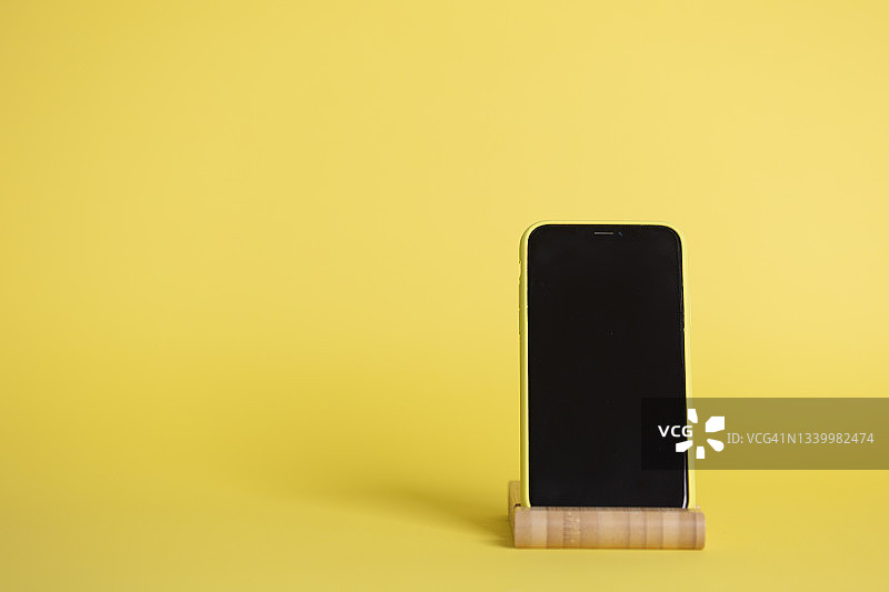舞台模型上的智能手机图片素材