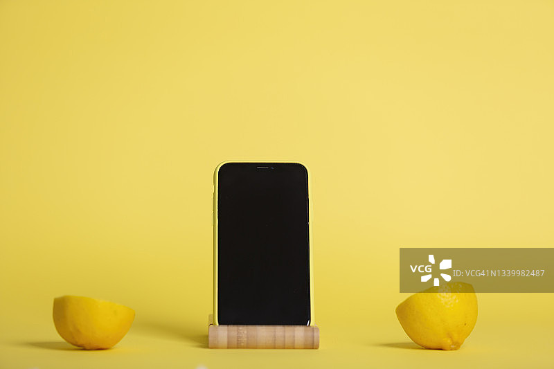 舞台模型上的智能手机图片素材