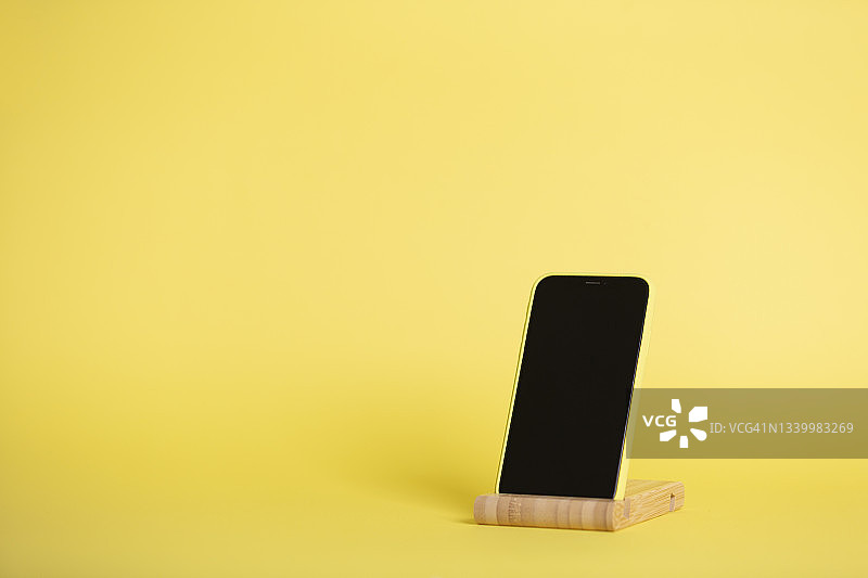 舞台模型上的智能手机图片素材