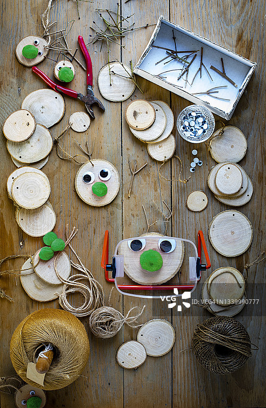 制作圣诞驯鹿装饰品图片素材