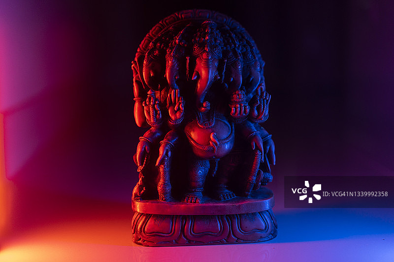 拥有多种颜色对比背景的印度教成功之神伽内什雕像的特写镜头图片素材