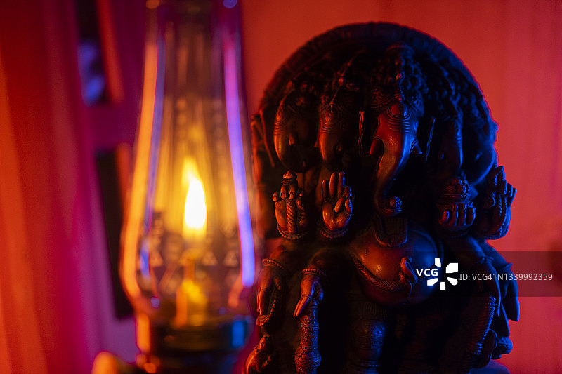 拥有多种颜色对比背景的印度教成功之神伽内什雕像的特写镜头图片素材