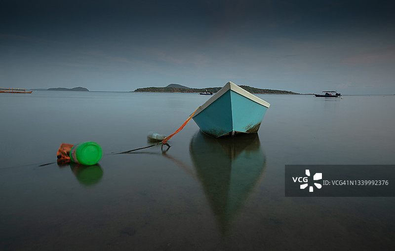 暮光中的木制渔船图片素材