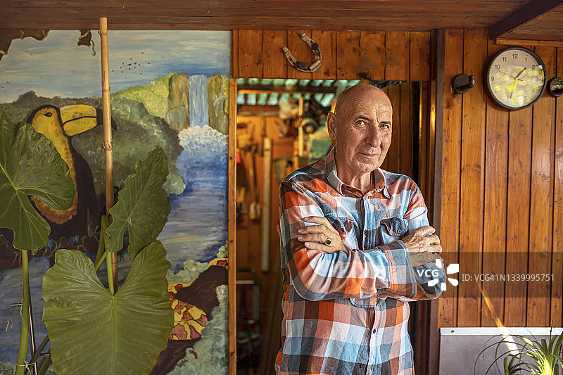 老年男人在后花园的肖像图片素材