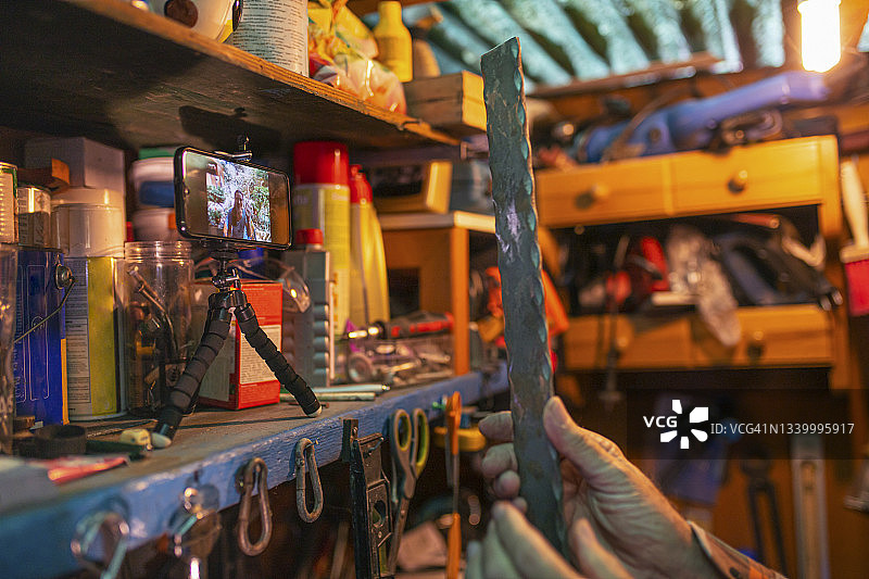 年长的男人在视频通话中展示他的作品图片素材