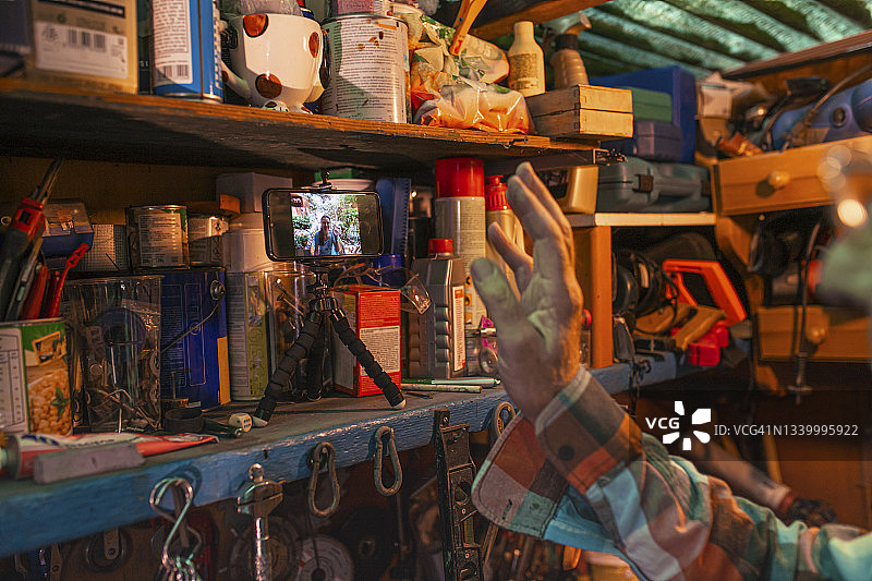 给孙女打电话的年长男人图片素材