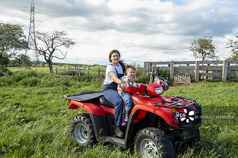 农场骑行图片素材
