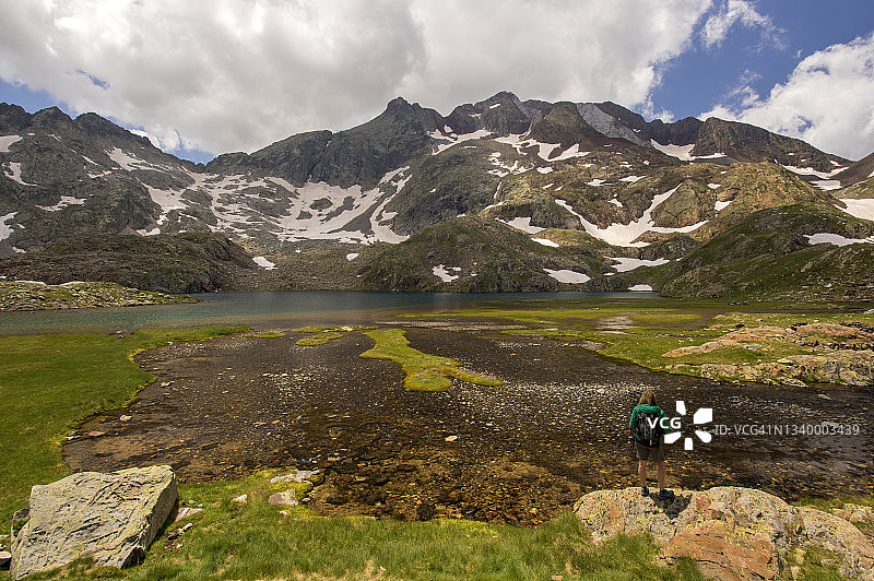 西班牙潘蒂科萨特纳山谷蓝色湖泊旁的女人图片素材