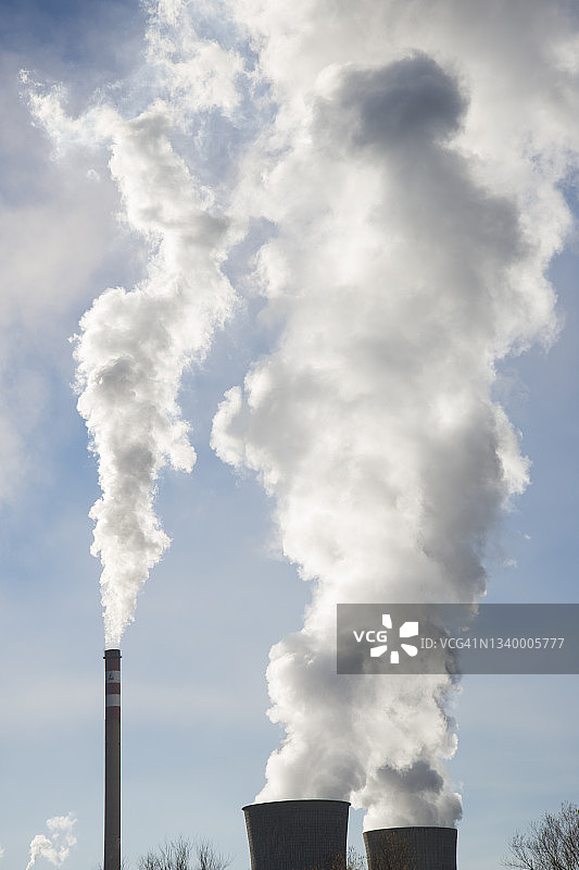 竖版：燃煤火力发电厂的烟雾图片素材