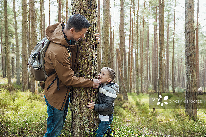 拥抱树木的人们图片素材