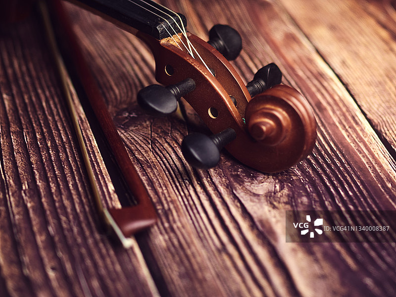 旧木地板上的古董小提琴图片素材