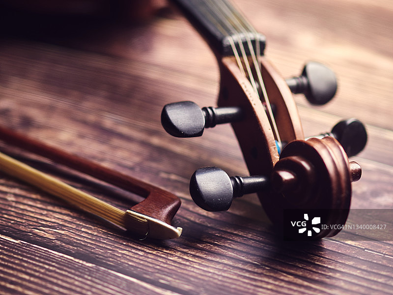 旧木地板上的古董小提琴图片素材