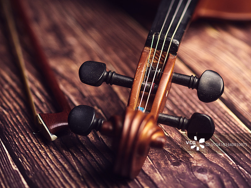 旧木地板上的古董小提琴图片素材
