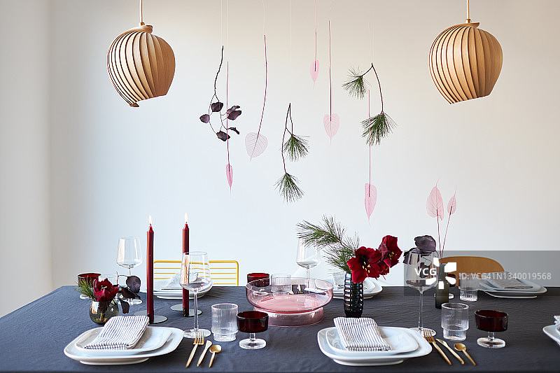 现代圣诞餐桌装饰，作为圣诞节的灵感图片素材