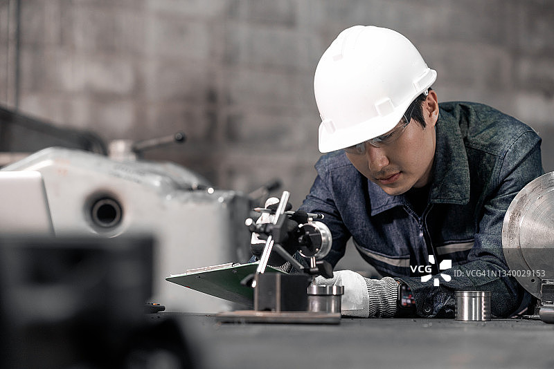 金属工程师检验成品零件图片素材