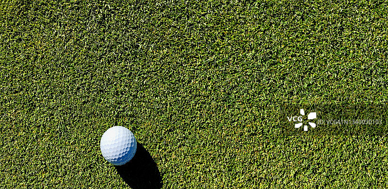 高尔夫球场推杆果岭上的高尔夫球图片素材