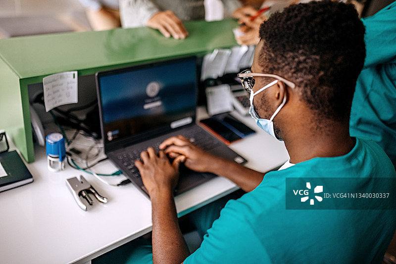 男接待员在医院工作图片素材