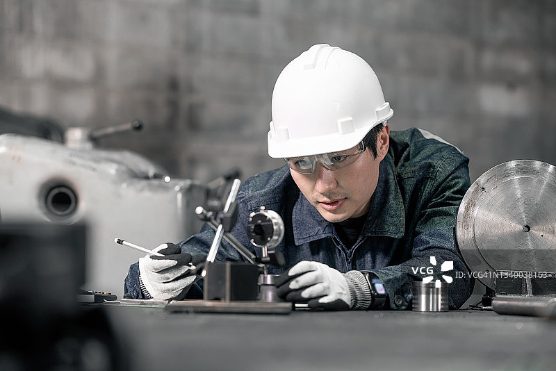 金属工程师检验成品零件图片素材