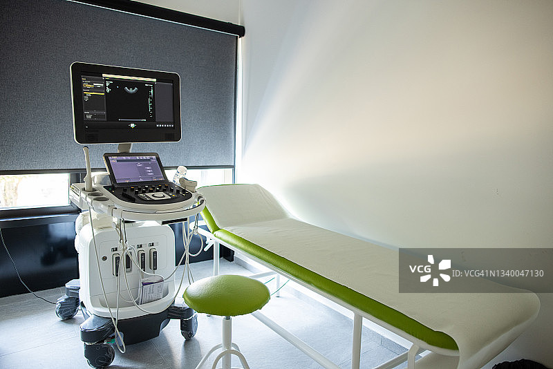 配备现代化设备的医疗诊所超声医师办公室内部图片素材