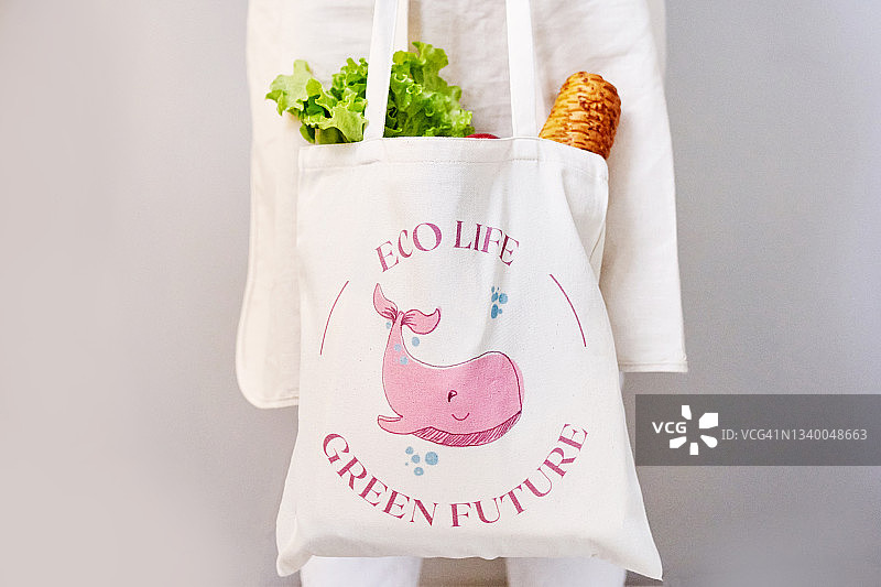 带有蔬菜水果和个性图案的环保棉布袋。图片素材