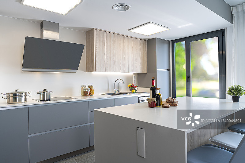 灰色调现代厨房内景，带岛台图片素材