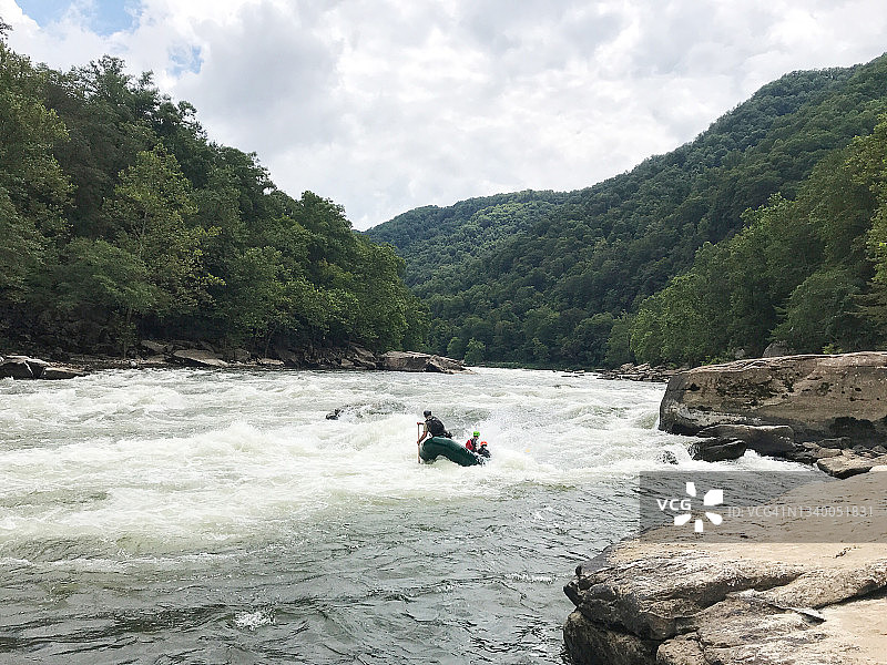 男子们在新河峡谷米勒愚蠢激流中进行血腥鼻孔冲浪洞漂流图片素材