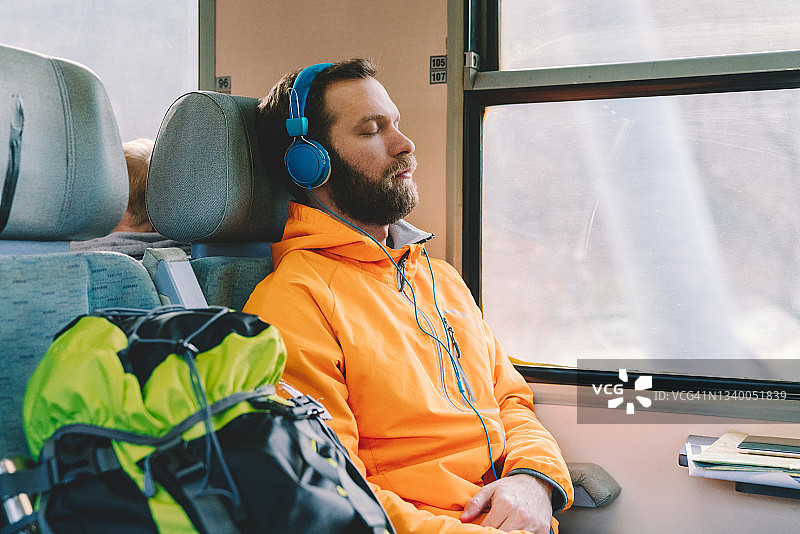 在火车上放松的男人图片素材