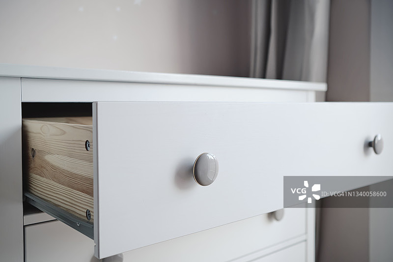 卧室里打开的白色抽屉图片素材