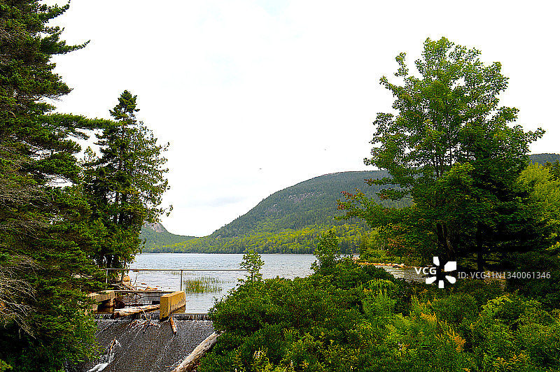 缅因州阿卡迪亚国家公园沙漠山岛乔丹池塘图片素材