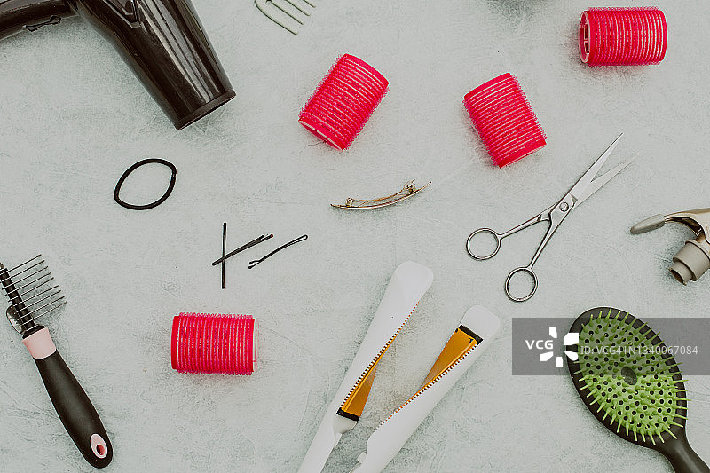 白色背景上的各种发型设计工具俯视图图片素材