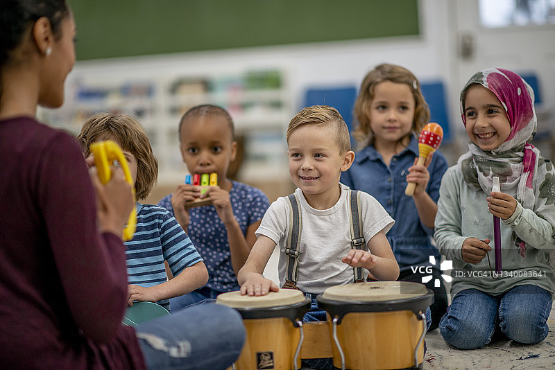 幼儿园儿童在课堂上演奏乐器图片素材