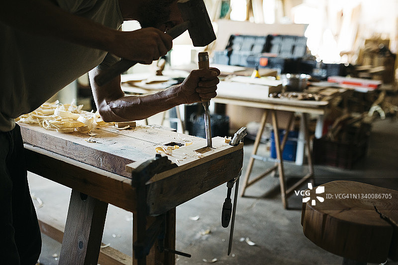 木匠锤击凿子图片素材
