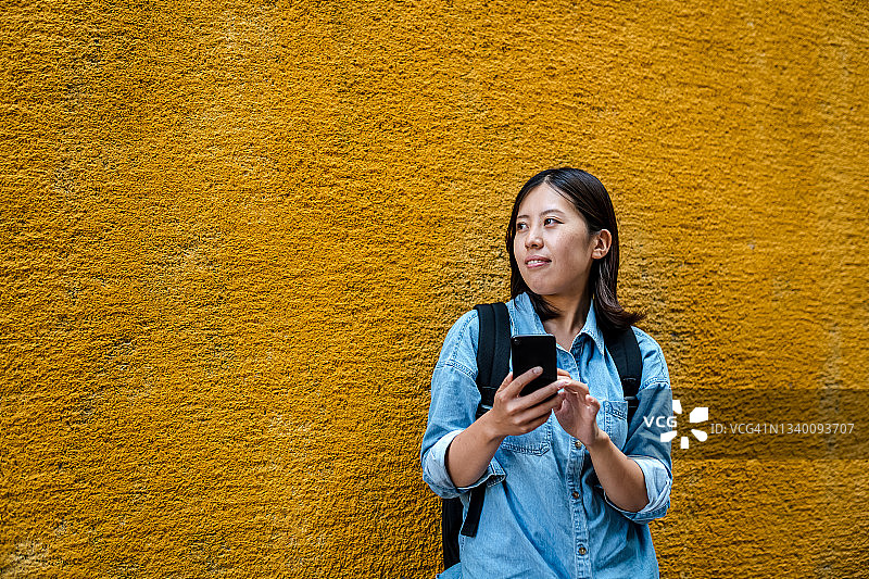 大学生候课时使用智能手机肖像图片素材