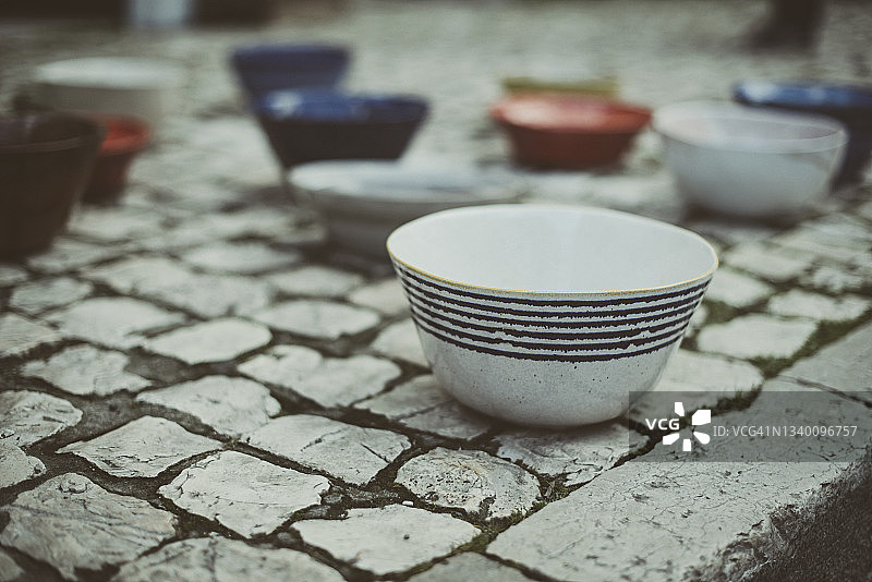 鹅卵石地面上的碗图片素材