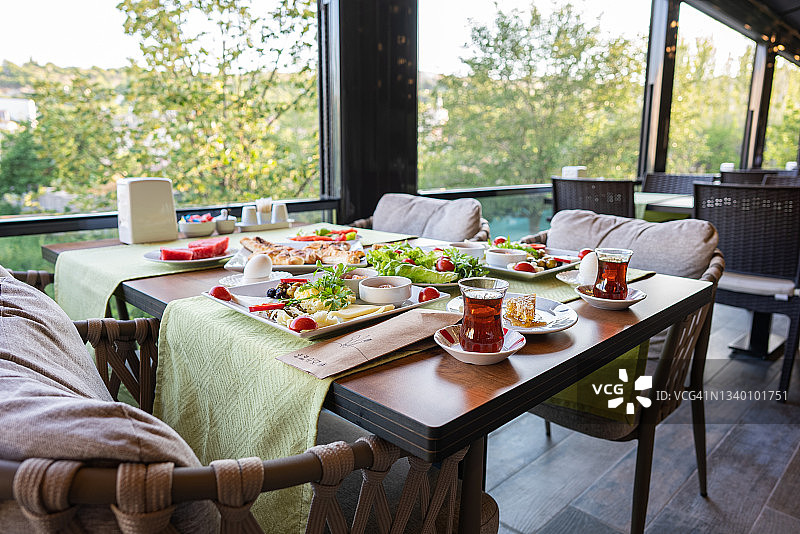 在餐厅露台上供应的早餐图片素材