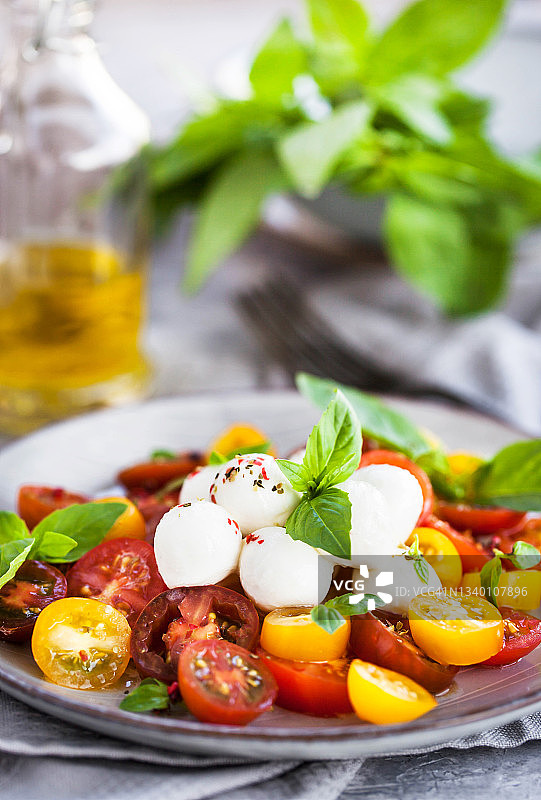 新鲜的红黄圣女果马苏里拉奶酪沙拉图片素材
