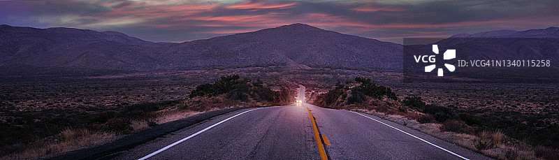 沙漠公路的黄昏图片素材