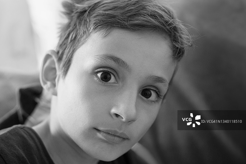 惊喜的男孩图片素材