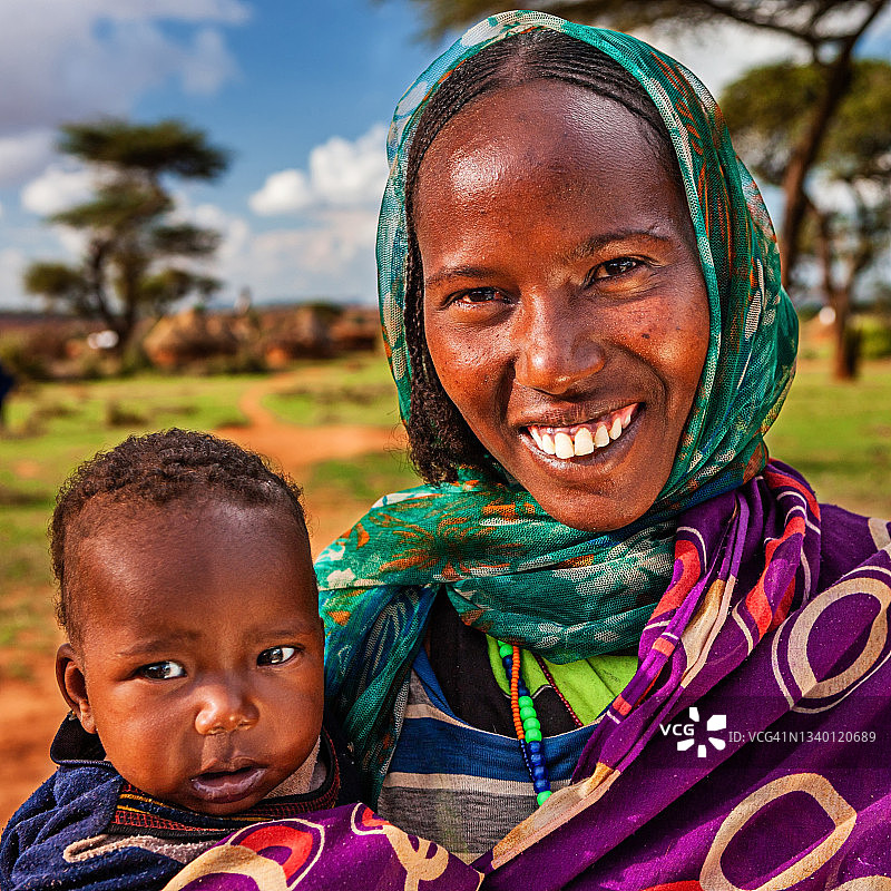 来自博拉纳部落的妇女抱着她的孩子，埃塞俄比亚，非洲图片素材