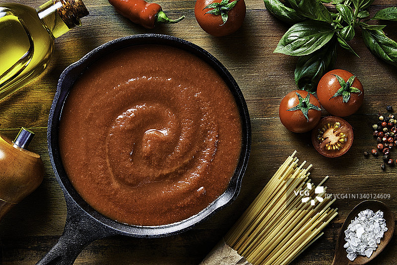 准备意面和番茄酱的食材桌面俯视图图片素材