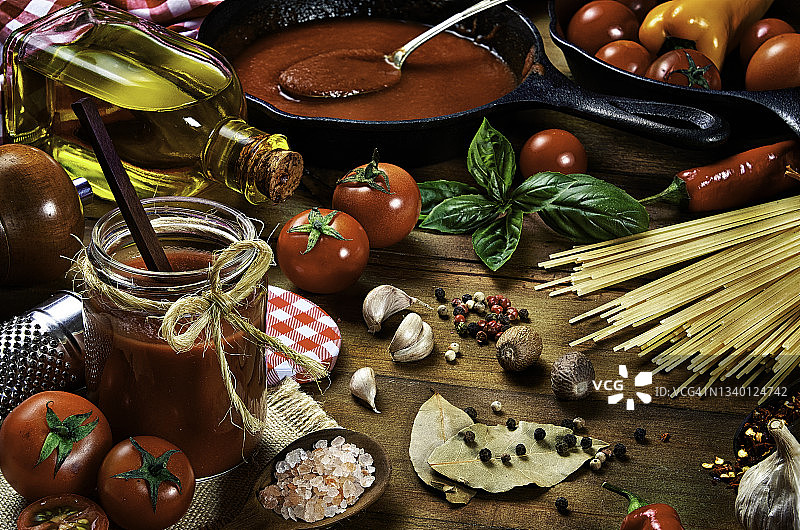 乡村厨房中制作意大利面和番茄酱的食材高角度视野图片素材