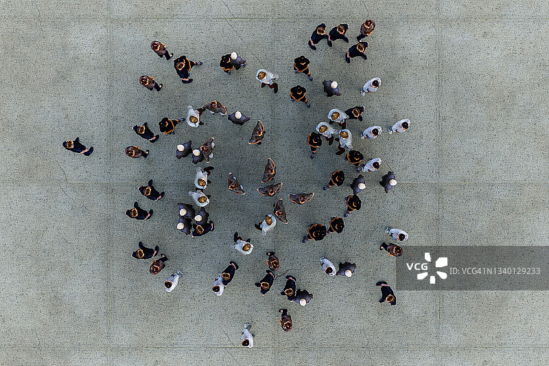 众人站在水泥地上图片素材