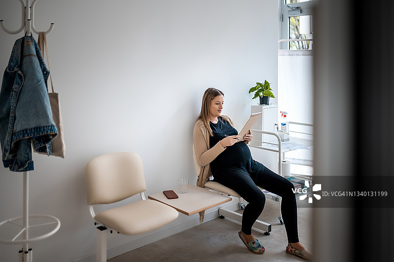 填写表格的孕妇图片素材