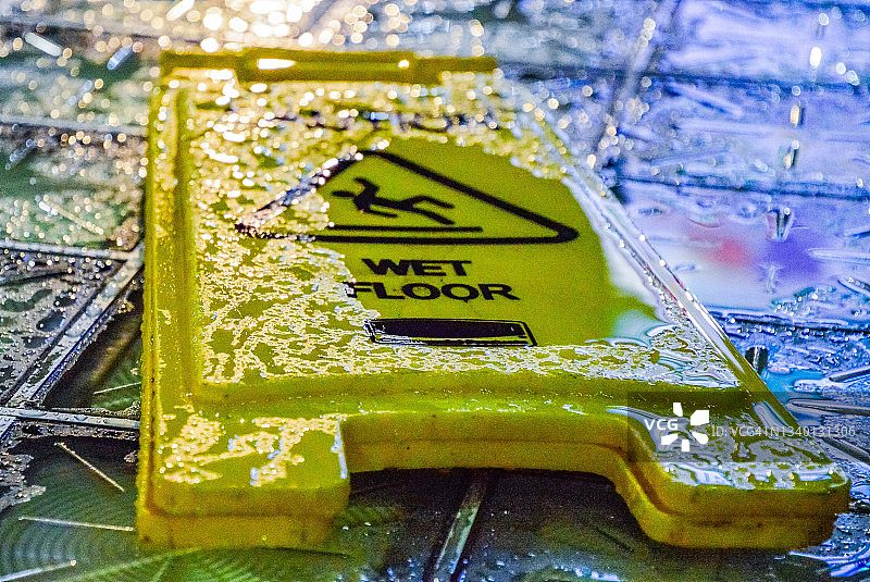小心地滑警示牌图片素材